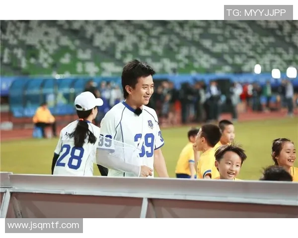 模仿足球明星耍酷视频大赛展现你的球技与创意挑战好友一起加入吧